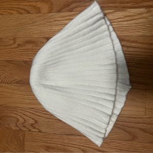 White knit bucket hat